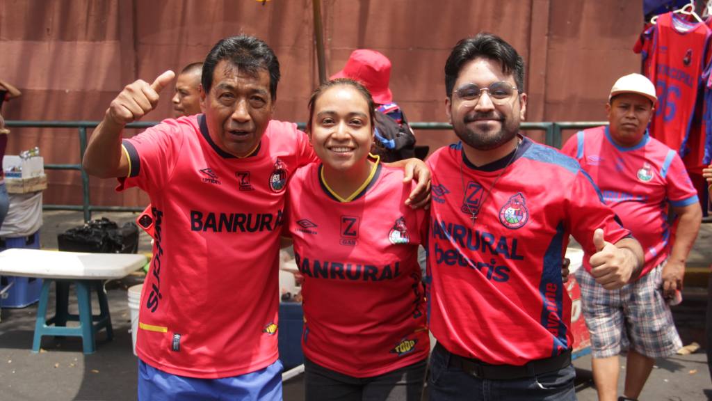 Afición de Municipal previo a la final de vuelta del Clausura 2025 ante Antigua GFC | Alex Meoño