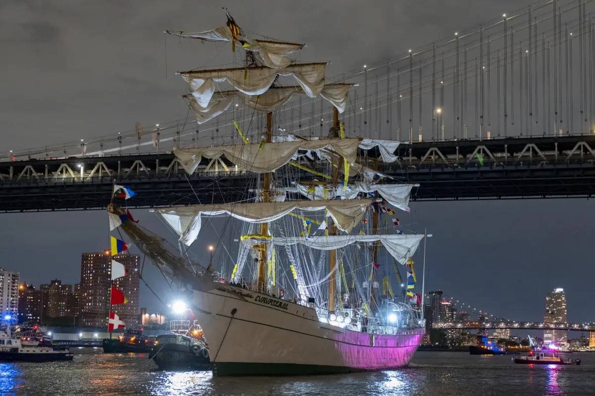 Fotografía del buque escuela mexicano Cuauhtémoc junto al puente de Brooklyn,  EFE/ Angel Colmenares
