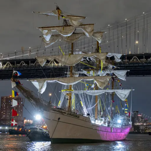 Fotografía del buque escuela mexicano Cuauhtémoc junto al puente de Brooklyn , EFE/ Angel Colmenares