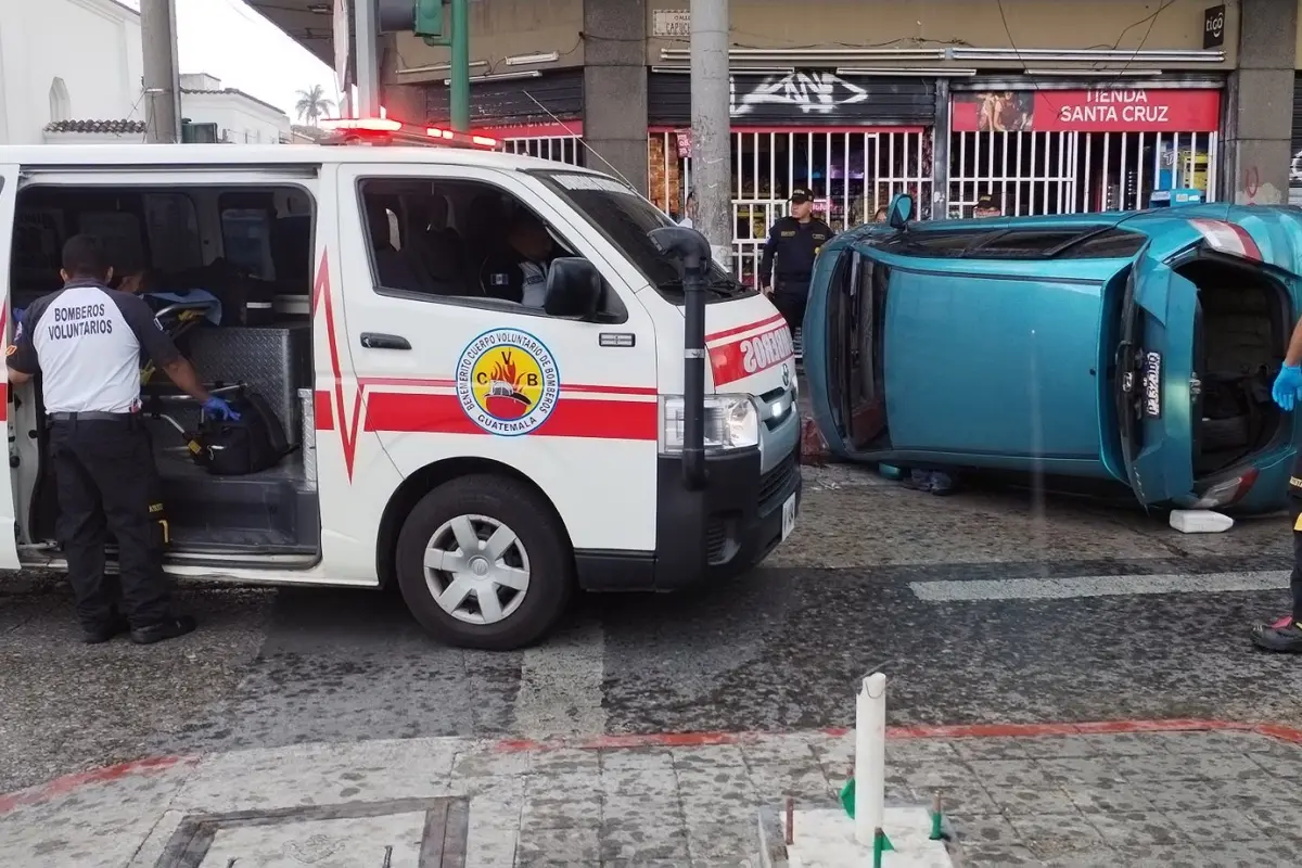 Pese a la fuerza del impacto, los rescatistas reportaron que todos los involucrados salieron ilesos., Bomberos Voluntarios.