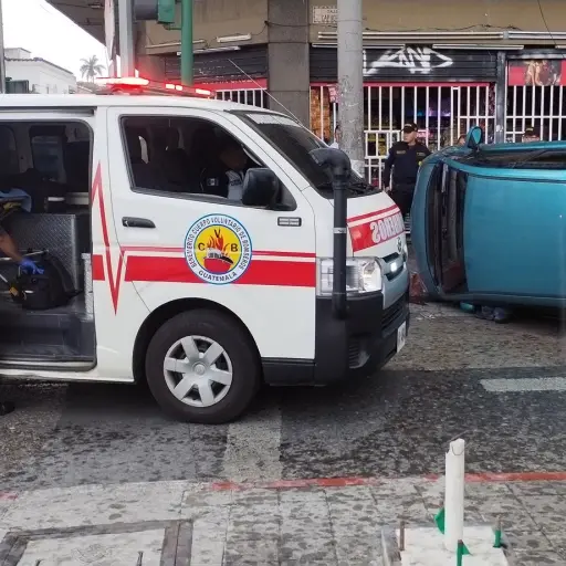 Pese a la fuerza del impacto, los rescatistas reportaron que todos los involucrados salieron ilesos. ,Bomberos Voluntarios.