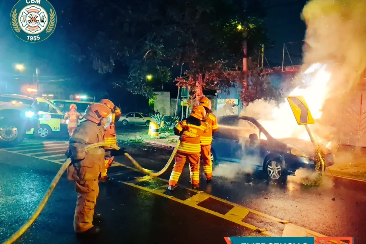 El fuego consumió gran parte de la estructura vehicular., Bomberos Municipales