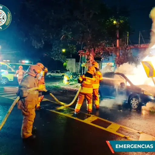 El fuego consumió gran parte de la estructura vehicular. ,Bomberos Municipales