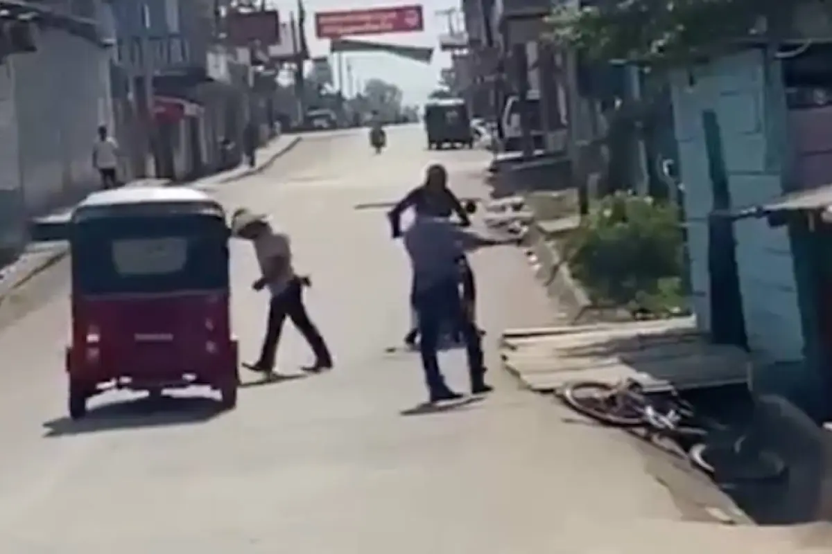 Un hombre cae tras un incidente con un tuc tuc., Captura de pantalla video X.