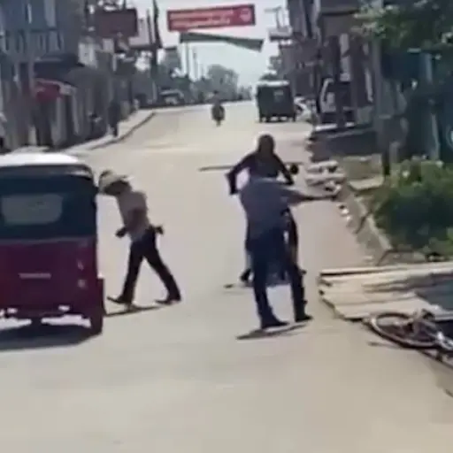 Un hombre cae tras un incidente con un tuc tuc. ,Captura de pantalla video X.