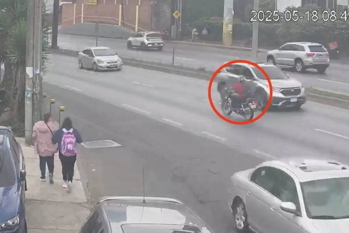 Ebrio en moto va en contra de la vía en plena Carretera a El Salvador. , Captura de pantalla video Facebook.