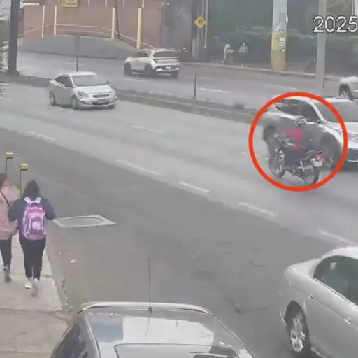 Ebrio en moto va en contra de la vía en plena Carretera a El Salvador.  ,Captura de pantalla video Facebook.