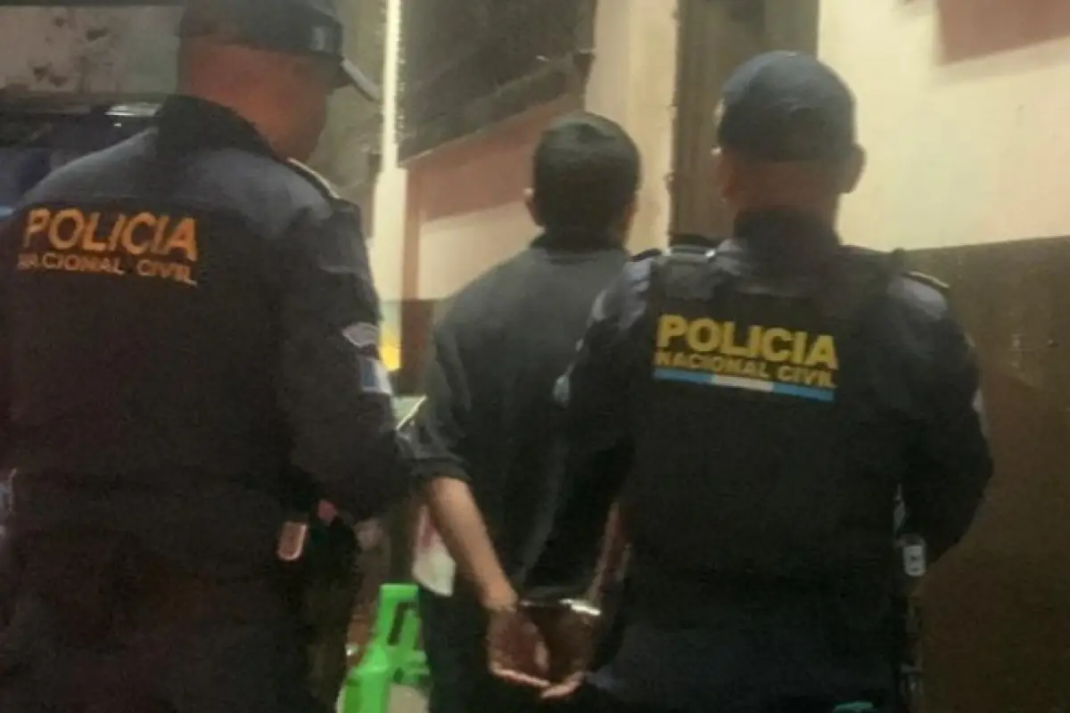 El presunto agresor sexual fue trasladado ante las autoridades respectivas para dilucidar su situación legal., PNC