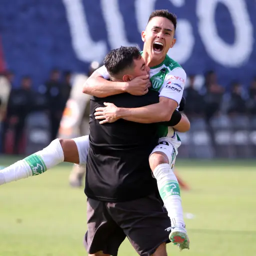 Óscar Santis en plena celebración tras el campeonato logrado por Antigua 