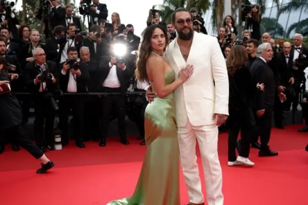 Jason Momoa y Adria Arjona sorprenden con fotos íntimas e inéditas de su romance