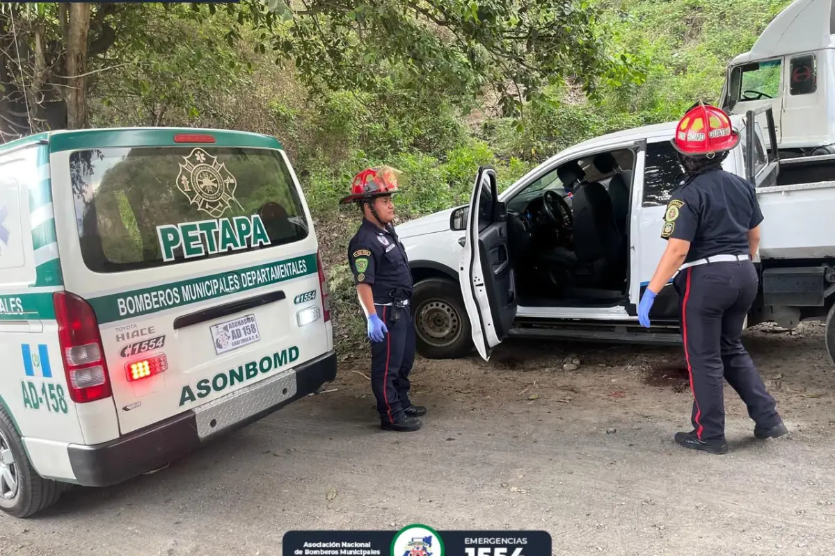 Las dos personas fueron localizadas en el interior de un vehículo. , Foto Bomberos Municipales Departamentales