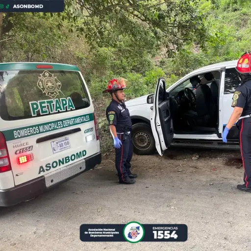 Las dos personas fueron localizadas en el interior de un vehículo.  ,Foto Bomberos Municipales Departamentales