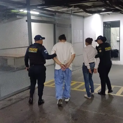 Un enfermero y una paciente fueron detenidos en el interior del Hospital General San Juan de Dios. ,Foto PNC