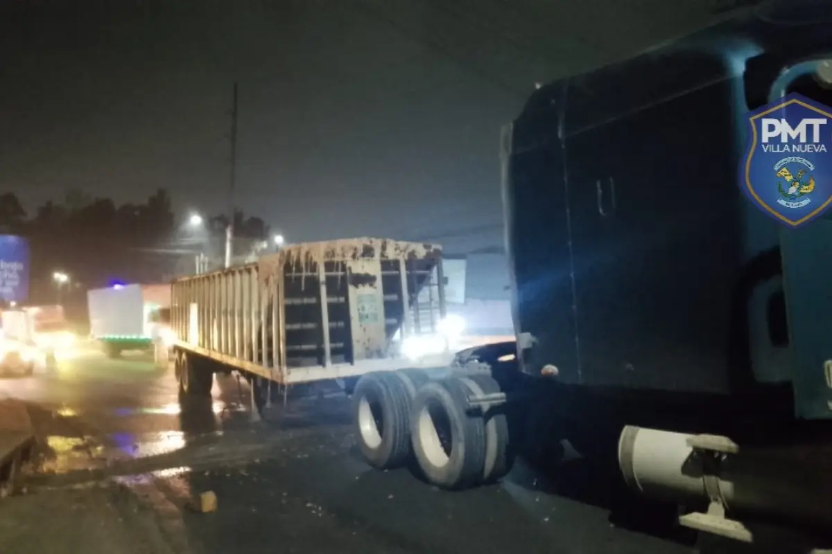El tráiler quedó varado en el área del km. 17.5 al Pacífico., PMT de Villa Nueva