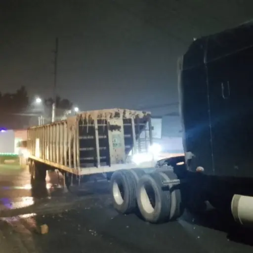 El tráiler quedó varado en el área del km. 17.5 al Pacífico. ,PMT de Villa Nueva