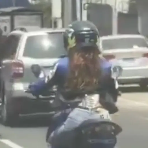 Graban a motorista en la Roosevelt.  ,Captura de pantalla video X.