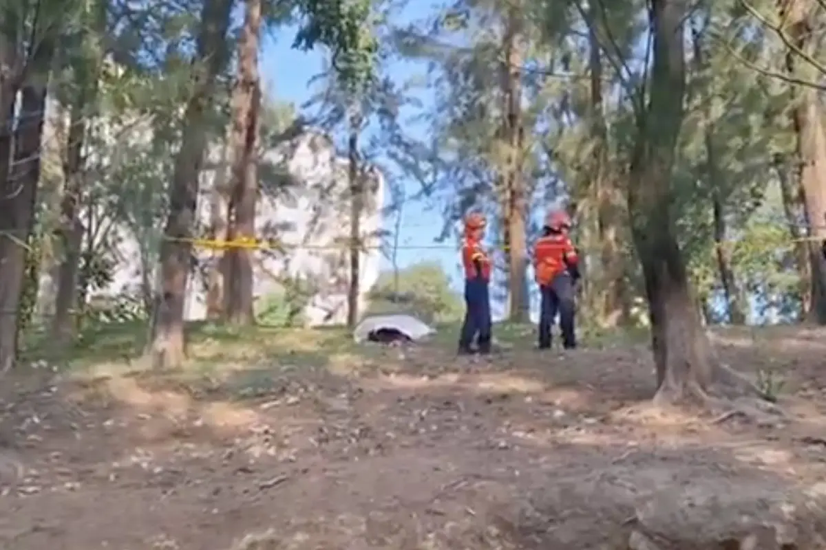 La víctima tiene aproximadamente 40 años de edad., Bomberos Municipales