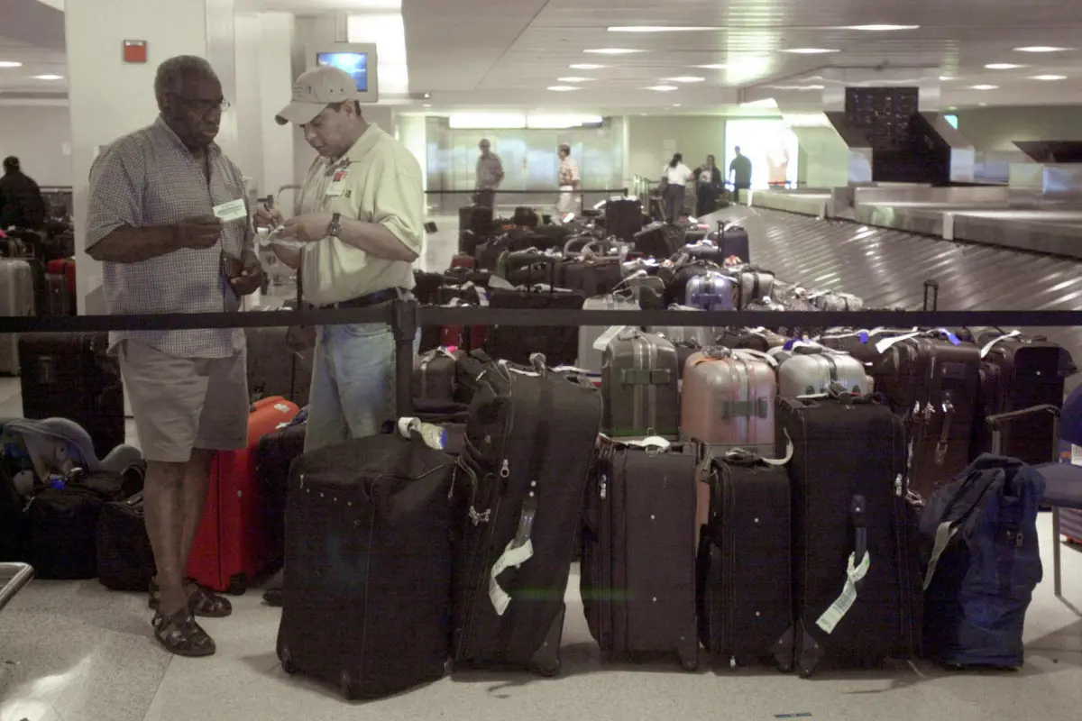 Foto de archivo de pasajeros en el aeropuerto de Newark, a la espera de recoger sus equipajes,  EFE/EPA/Patti Sapone

