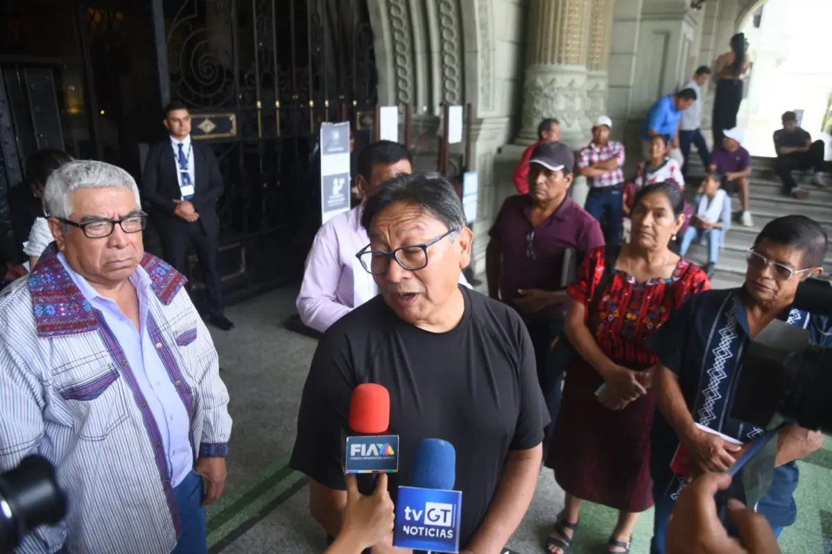 Integrantes de Codeca en las afueras del Palacio Nacional, antes de reunirse con Arévalo., Omar Solís/Emisoras Unidas
