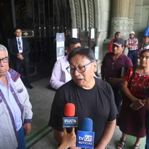 Integrantes de Codeca en las afueras del Palacio Nacional, antes de reunirse con Arévalo. ,Omar Solís/Emisoras Unidas