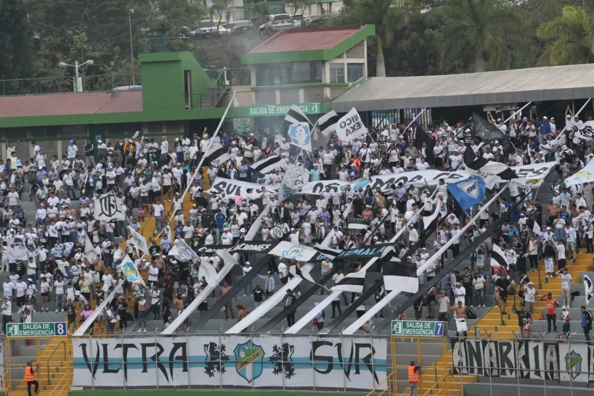 Afición de Comunicaciones durante el partido ante Deportivo Marquense 