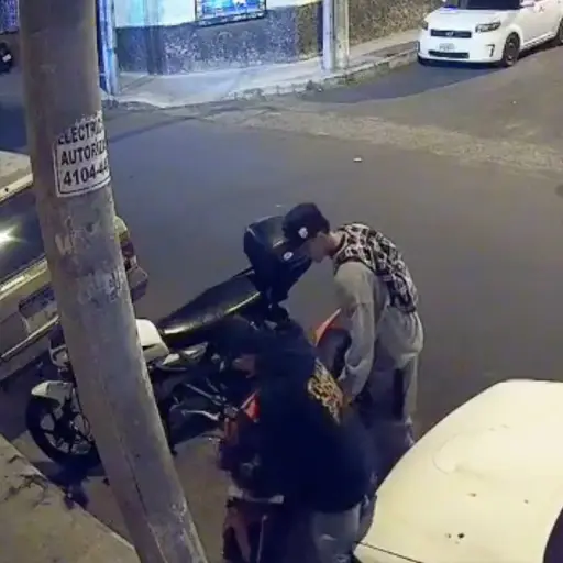 Cámaras captan robo de moto en la colonia Landívar. ,Captura de pantalla video X.