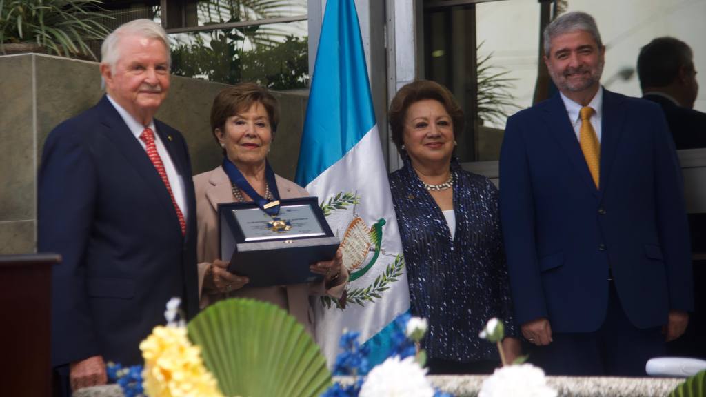 Conmemoran centenario del Club Rotario en izada de la bandera de Guatemala | Omar Solís