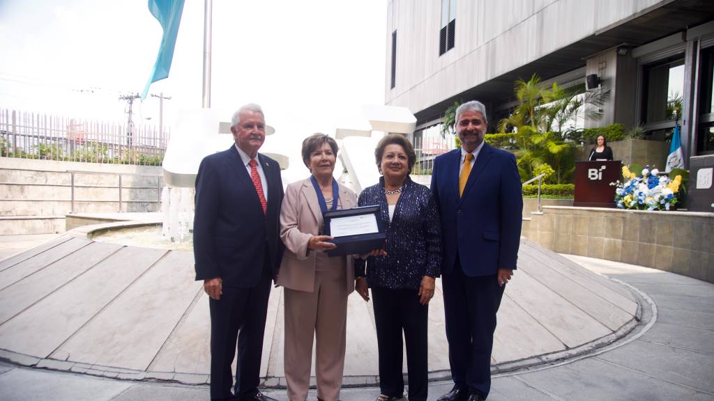 Conmemoran centenario del Club Rotario en izada de la bandera de Guatemala | Omar Solís