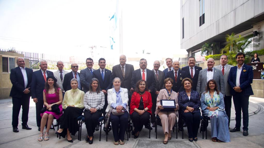 Conmemoran centenario del Club Rotario en izada de la bandera de Guatemala | Omar Solís