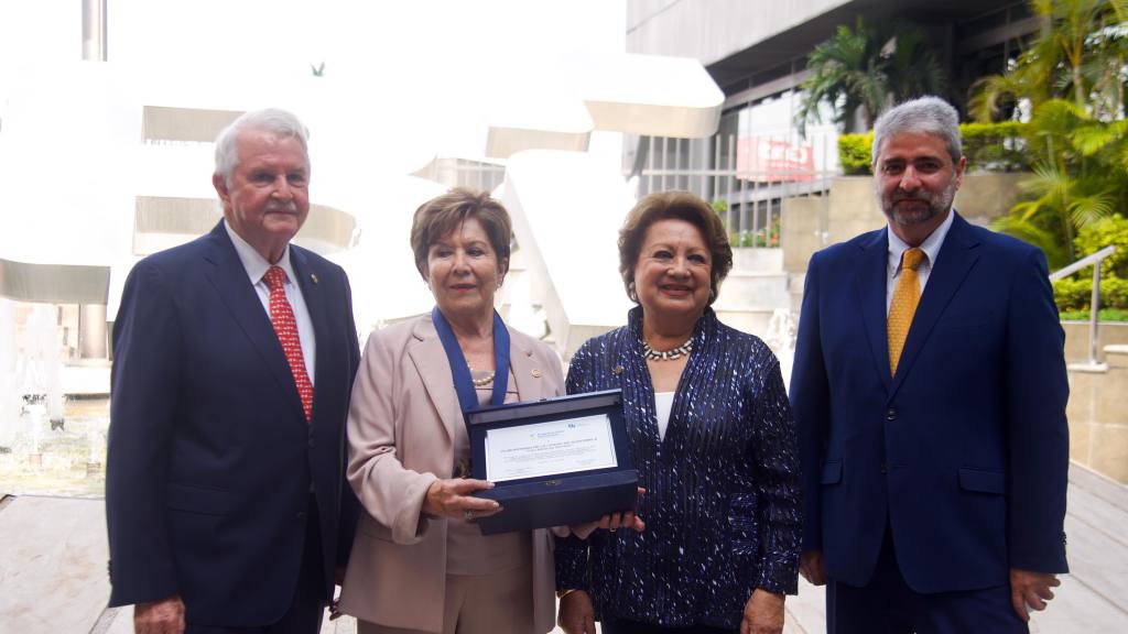 Conmemoran centenario del Club Rotario en izada de la bandera de Guatemala | Omar Solís
