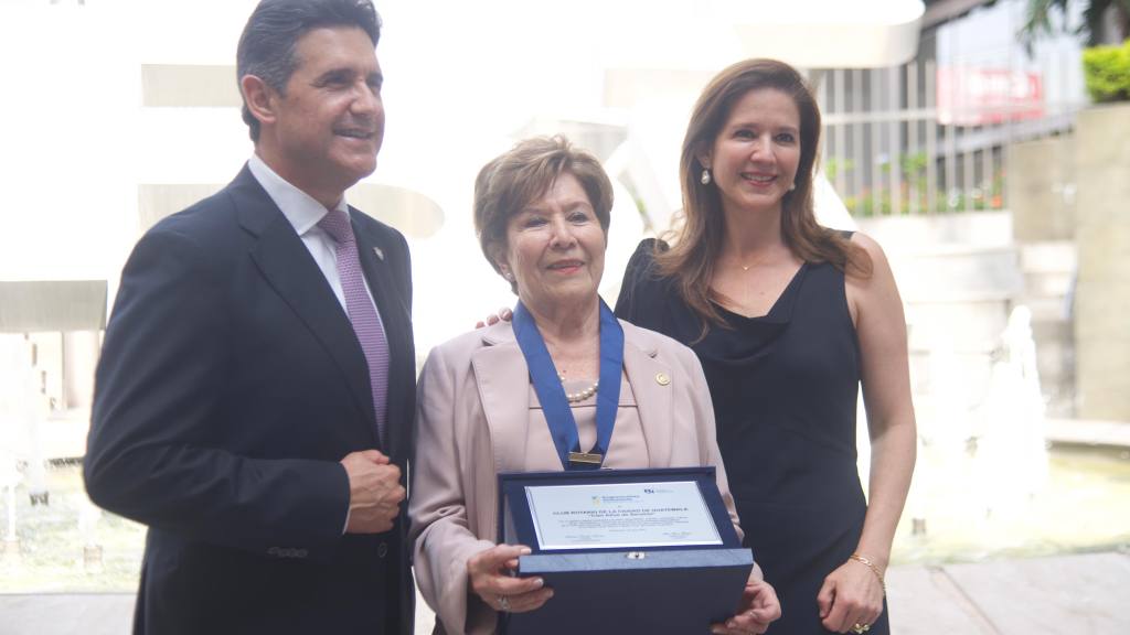Conmemoran centenario del Club Rotario en izada de la bandera de Guatemala | Omar Solís