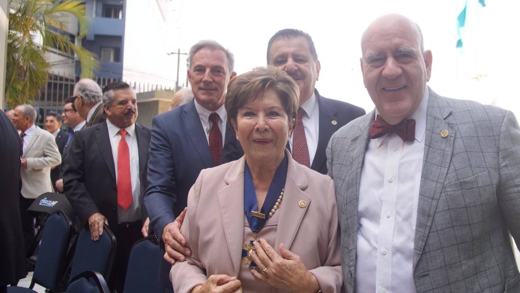 Conmemoran centenario del Club Rotario en izada de la bandera de Guatemala | Omar Solís