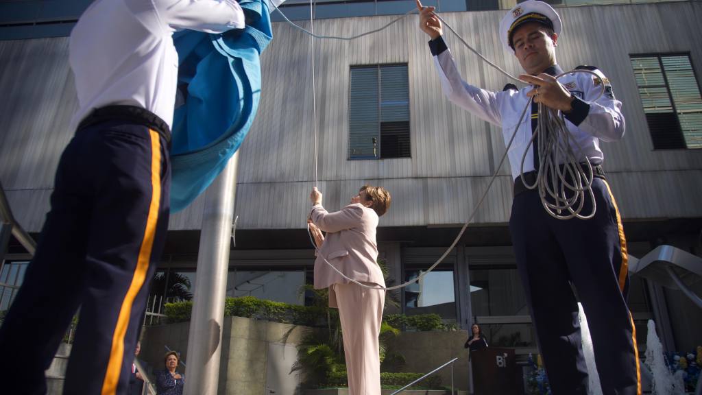Conmemoran centenario del Club Rotario en izada de la bandera de Guatemala | Omar Solís