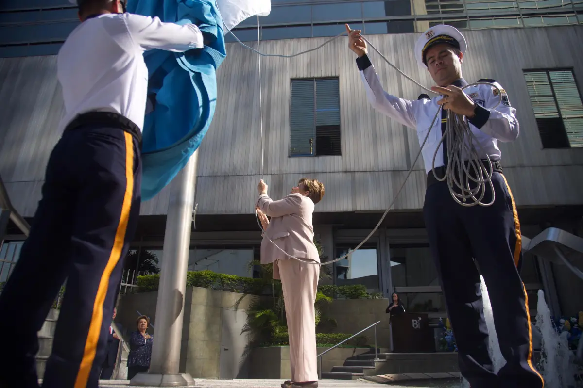 La representante del Club Rotario de la Ciudad de Guatemala, Magdalena de Quiñónez, (al centro), tuvo el honor de izar la bandera., Omar Solís.