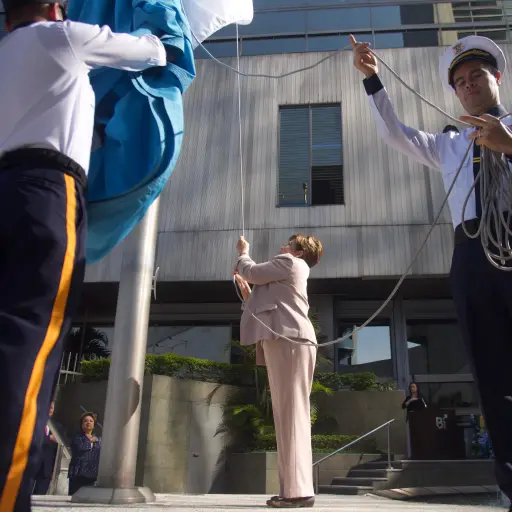 La representante del Club Rotario de la Ciudad de Guatemala, Magdalena de Quiñónez, (al centro), tuvo el honor de izar la bandera. ,Omar Solís.
