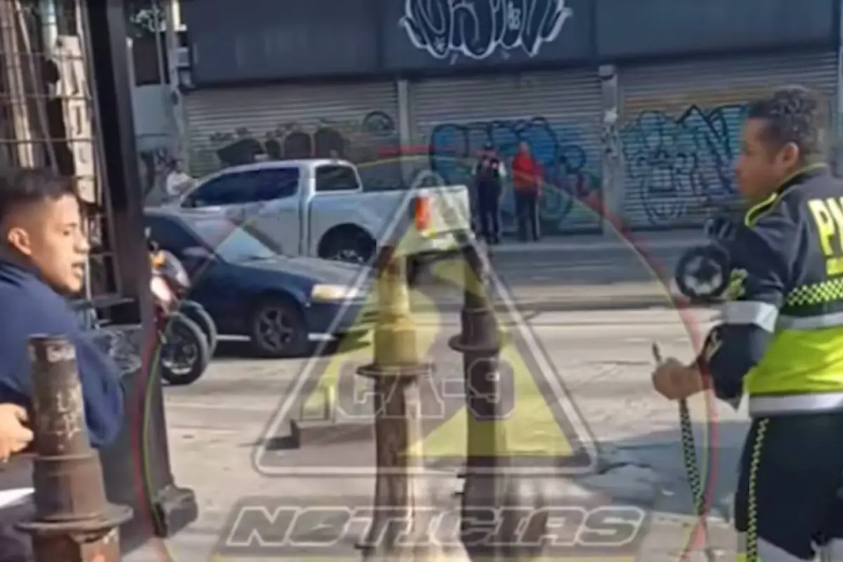 Agresión de motorista a agente de tránsito , Captura de pantalla video X.