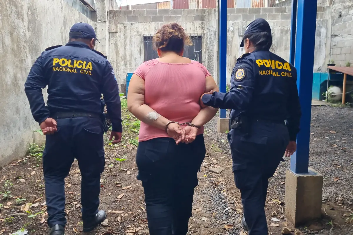 Betzabé fue llevada a un juzgado para que le hagan conocer los motivos de su detención., PNC de Guatemala.