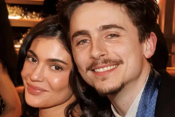 La mano de Timothée Chalamet se pierde entre los atributos de Kylie Jenner en plena alfombra roja