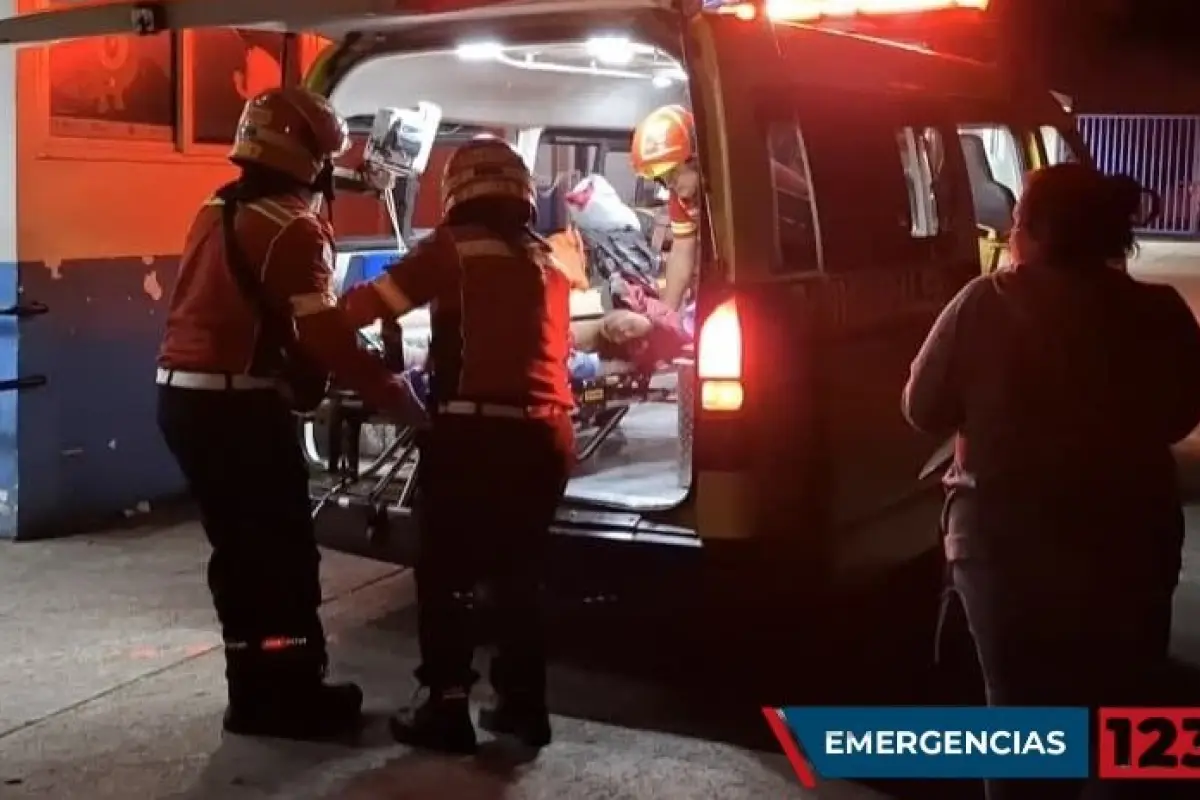 La víctima del ataque fue llevada con vida al Hospital Roosevelt., Bomberos Municipales. 