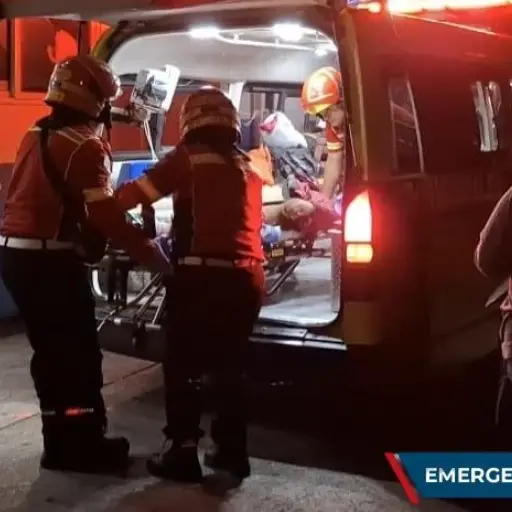 La víctima del ataque fue llevada con vida al Hospital Roosevelt. ,Bomberos Municipales. 