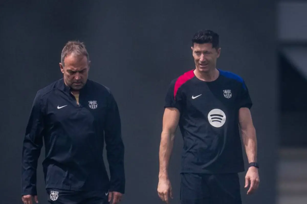 Robert Lewandowski conversa con su técnico Hansi Flick  