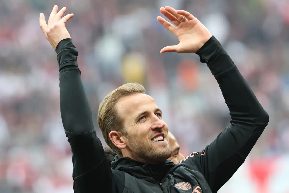 Harry Kane celebra su primer título como futbolista profesional 