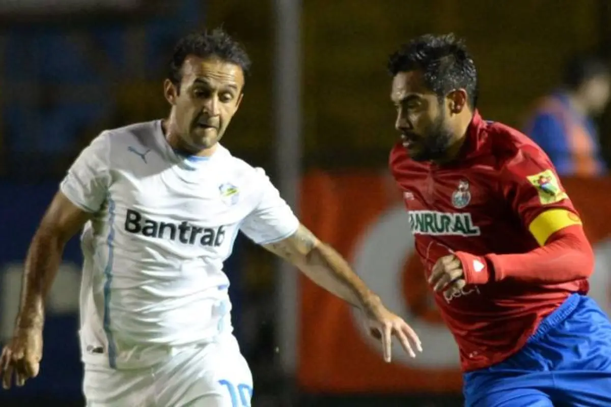 El Moyo Contreras y Carlos Ruiz en un Clásico entre Comunicaciones y Municipal - Getty Images