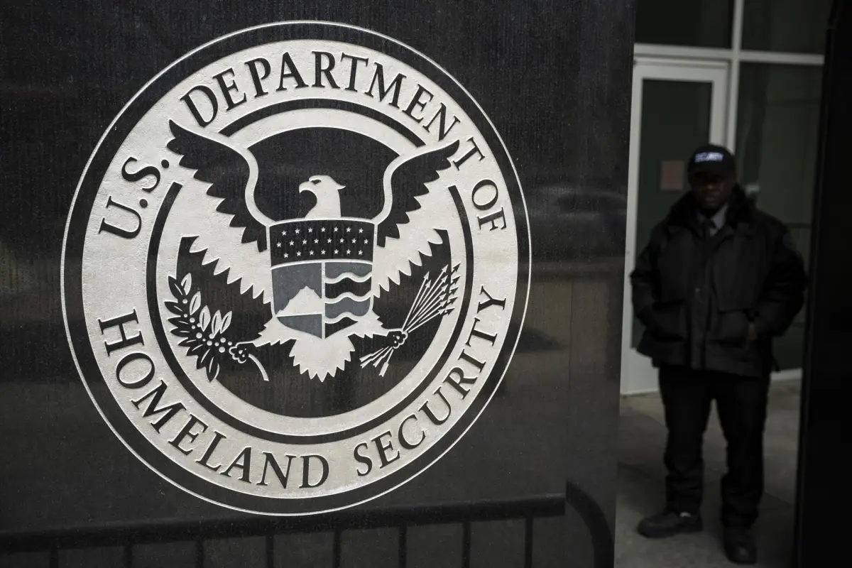 Fotografía de archivo del logo del Departamento de Seguridad Nacional en la sede de Inmigración y Control de Aduanas (ICE) en Washington (EE, UU