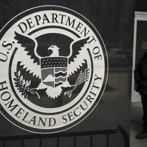 Fotografía de archivo del logo del Departamento de Seguridad Nacional en la sede de Inmigración y Control de Aduanas (ICE) en Washington (EE ,UU