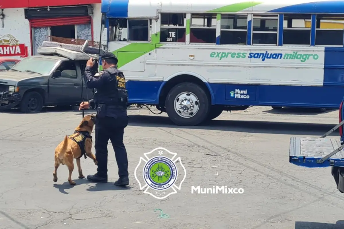 Equipos especializados de la PNC verifican la amenaza de bomba., Bomberos Municipales de Mixco
