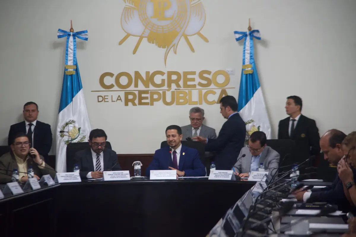 El presidente del Congreso, Nery Ramos, y otros diputados durante la reunión de instancia de jefes de bloque de este lunes 5 de mayo., Omar Solís/Emisoras Unidas