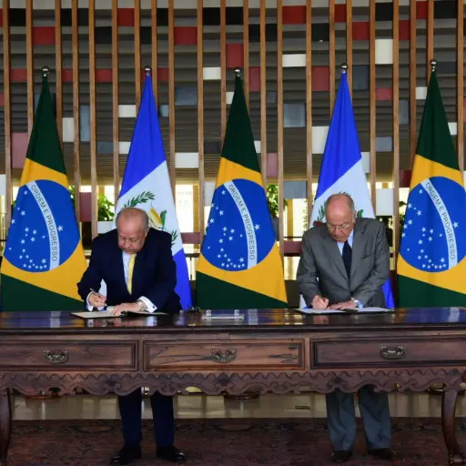 El ministro de Relaciones de Exteriores de Brasil, Mauro Vieira junto a Carlos Ramiro Martínez, ministro de Relaciones Exteriores de Guatemala, este lunes en Brasilia. ,Foto Ministerio de Relaciones Exteriores de Brasil.