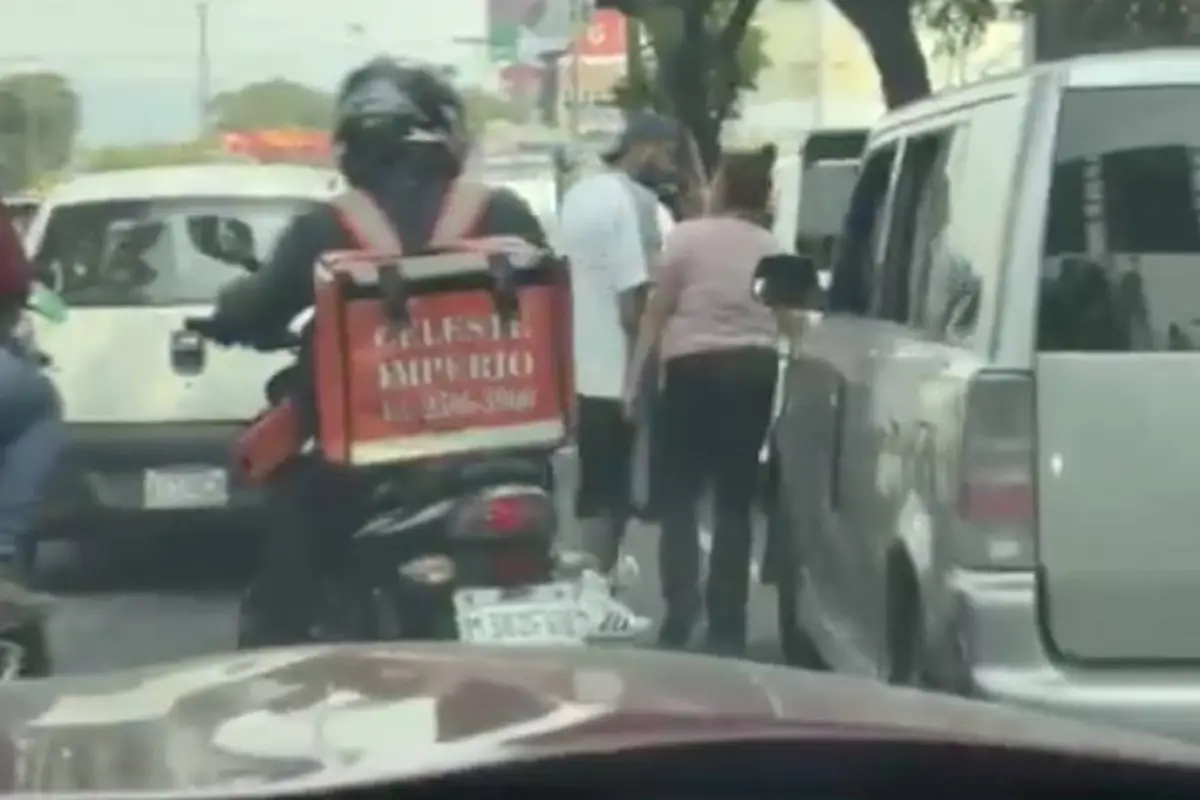 Conductora es agredida por taxistas piratas en bulevar Liberación., Captura de pantalla video X.