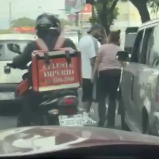 Conductora es agredida por taxistas piratas en bulevar Liberación. ,Captura de pantalla video X.